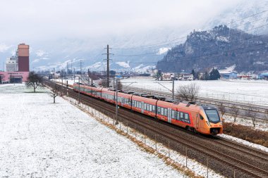 Flums, İsviçre - 9 Ocak 2024: Stadler Flirt 3 yolcu treni Sudostbahn, İsviçre.