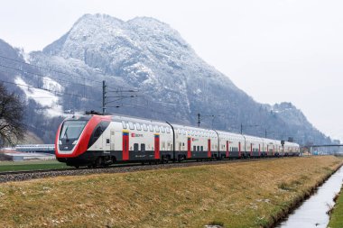 Sargans, İsviçre - 9 Ocak 2024: SBB Schweizerische Bundesbahnen SBB yolcu treni, İsviçre.