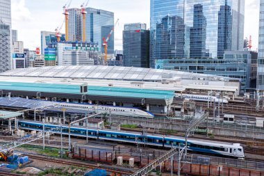 Tokyo, Japonya - 24 Eylül 2023: Shinkansen ve banliyö trenleri Tokyo, Japonya 'daki ana tren istasyonunda.