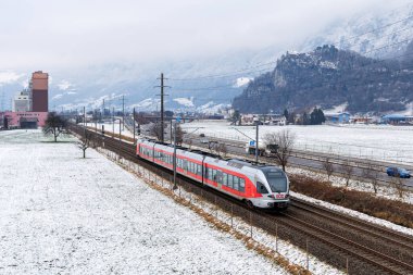 Flums, İsviçre - 9 Ocak 2024: Stadler Flirt 3 yolcu treni Sudostbahn, İsviçre.