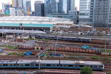 Tokyo, Japonya - 24 Eylül 2023: Shinkansen ve banliyö trenleri Tokyo, Japonya 'daki ana tren istasyonunda.
