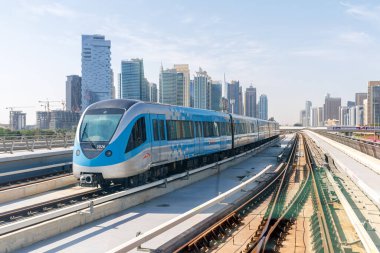 Dubai, Birleşik Arap Emirlikleri - 17 Şubat 2024: Dubai Metro toplu taşımacılığı Dubai liman istasyonu yakınlarındaki Birleşik Arap Emirlikleri.