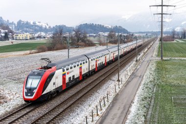 Wartau, İsviçre - 9 Ocak 2024: İsviçre 'nin Wartau kentinde SBB Schweizerische Bundesbahnen yolcu treni.