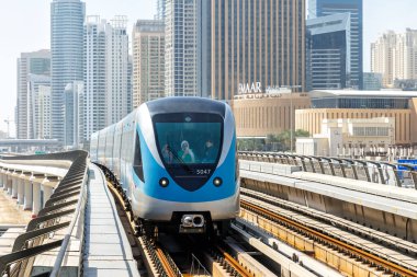Dubai, Birleşik Arap Emirlikleri - 17 Şubat 2024: Dubai Metro toplu taşımacılığı Dubai liman istasyonu yakınlarındaki Birleşik Arap Emirlikleri.