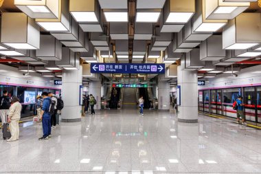 Pekin, Çin - 12 Nisan 2024: Pekin Metro transit modern mimari toplu taşıma istasyonu Ping 'anli, Pekin, Çin.