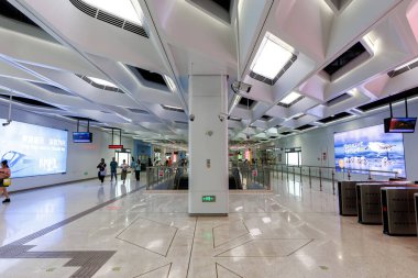Shenzhen, Çin - 4 Nisan 2024: Shenzhen Metro metro istasyonu Huanancheng modern mimari geçişi Shenzhen, Çin.