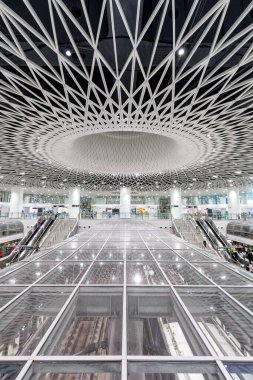 Shenzhen, Çin - 3 Nisan 2024: Shenzhen Metro transit modern mimari toplu taşıma istasyonu Gangxia North portre biçimi Shenzhen, Çin.