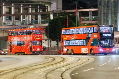 Hong Kong, Çin - 6 Nisan 2024: Hong Kong Tramvay çift katlı tramvay ve otobüs Çin 'in Hong Kong şehrinde Des Voeux Yolu' nda toplu taşıma.