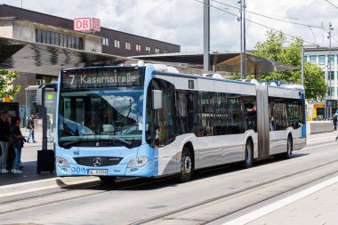 Ulm, Almanya - 25 Mayıs 2024: Almanya 'nın Ulm kentindeki ana istasyon durağında Mercedes-Benz Citaro tipi toplu taşıma.