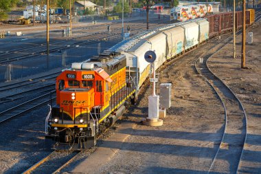 Albuquerque, ABD - 8 Mayıs 2023: BNSF Demiryolu treni Albuquerque, ABD.