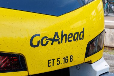 Stuttgart, Almanya - 25 Mayıs 2024: Bwegt 'den Almanya' nın Stuttgart kentindeki ana tren istasyonuna giden bengional bir trende GoAhead logosu.