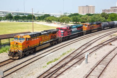 Dallas, ABD - 5 Mayıs 2023: Dallas, ABD 'de BNSF Demiryolu Yük Treni.