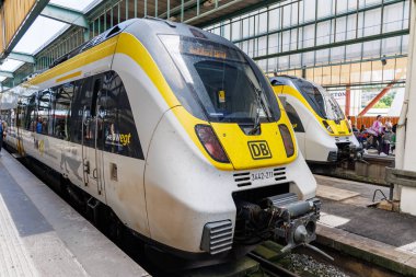 Stuttgart, Almanya - 25 Mayıs 2024: Almanya 'nın Stuttgart kentindeki ana tren istasyonunda DB Regio ve SWEG tarafından işletilen bombacı bölgesel trenler.