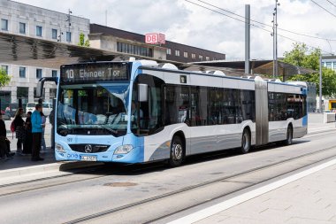 Ulm, Almanya - 25 Mayıs 2024: Almanya 'nın Ulm kentindeki ana istasyon durağında Mercedes-Benz Citaro tipi toplu taşıma.