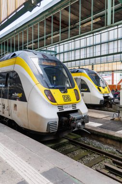 Stuttgart, Almanya - 25 Mayıs 2024: Almanya 'nın Stuttgart kentindeki ana tren istasyonunda DB Regio ve SWEG tarafından işletilen bombacı bölgesel trenler.