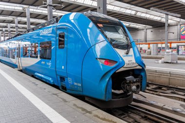 Münih, Almanya - 25 Mayıs 2024: Almanya 'nın Münih kentindeki ana tren istasyonunda GoAhead tarafından işletilen Siemens Mireo bölgesel treni.