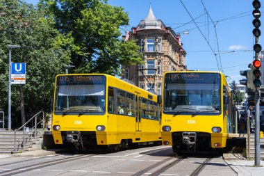 Stuttgart, Almanya - 8 Temmuz 2024: Stadtbahn Stuttgart hafif demiryolu araçları tip DT 8 toplu taşıma U15 hattında Stuttgart, Almanya.