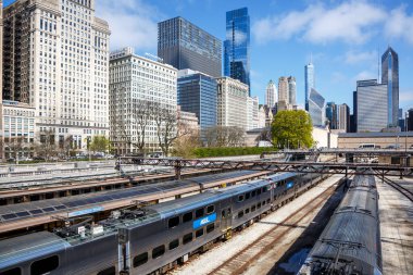 Chicago, ABD - 3 Mayıs 2023: METRA ile Skyline Chicago, ABD 'deki Van Buren Street istasyonunda toplu taşımacılık.