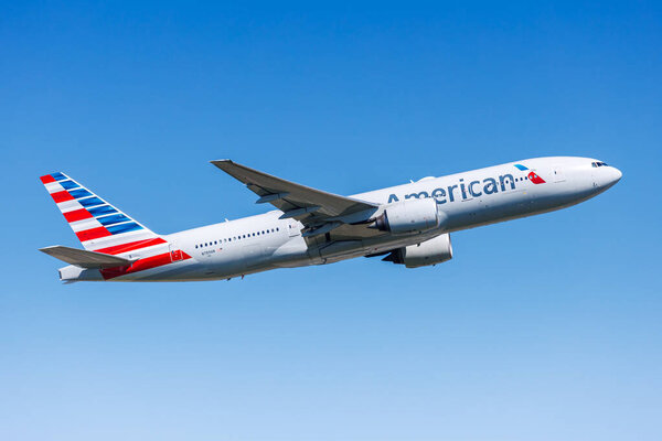 Франкфурт, Германия - 14 мая 2024 года: самолет Boeing 777-200ER авиакомпании American Airlines во Франкфуртском аэропорту (FRA) в Германии.