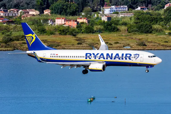 Korfu, Yunanistan - 7 Haziran 2024: Ryanair Boeing 737-800 uçağı Yunanistan 'daki Corfu Havalimanı' nda (CFU).