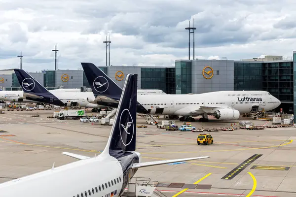 Frankfurt, Almanya - 16 Haziran 2024: Frankfurt Havaalanı 'ndaki Lufthansa uçakları (FRA).