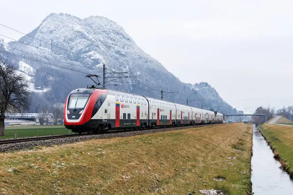 Sargans, İsviçre - 9 Ocak 2024: SBB Schweizerische Bundesbahnen SBB yolcu treni, İsviçre.