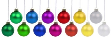 Beyaz arka planda asılı duran süs eşyalarından oluşan Noel baloları koleksiyonu.