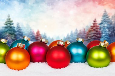 Kış ormanı arka planlı Noel kartı. Kopyalama alanı kar dekorasyonu.