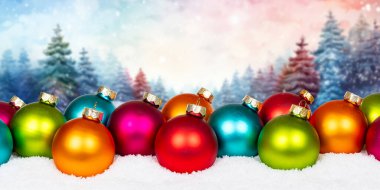 Kış ormanı arka planlı Noel kartı Kopyalama alanı Panorama kar dekorasyonu