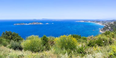 Yunanistan 'daki Corfu adasında turkuaz deniz manzaralı Arillas Körfezi manzarası