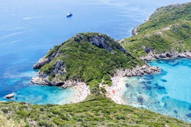 Yunanistan 'ın Korfu adasında turkuaz deniz tatili yapan Porto Timoni plajı