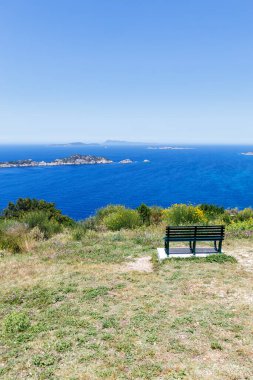 Arillas Körfezi 'ndeki bir banktan Yunanistan' daki Korfu adasında turkuaz deniz portresi formatında tatil görüntüsü