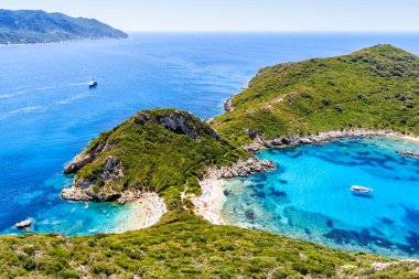 Yunanistan 'ın Korfu adasında turkuaz deniz tatili yapan Porto Timoni plajı