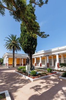 Achilleion Sarayı Avusturya İmparatoriçesi Elisabeth Sisi için Yunanistan 'daki Korfu adasında yapılan portre şeklinde bir tatil.