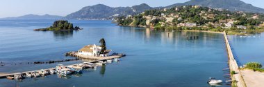 Akdeniz 'deki Vlacherna manastırı ve Fare Adası Yunanistan' daki Korfu adasında tatilden sonraki deniz manzarası