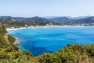 Yunanistan 'ın Korfu adasında turkuaz deniz tatili yapılan Agios Georgios plajı ve körfezi manzarası