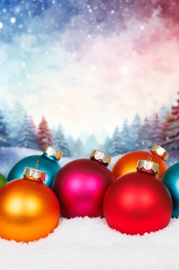 Kış ormanı arka planlı Noel kartı kopyalama alanı portresi kar dekorasyonunu biçimlendirir