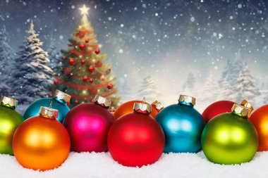 Ağaç arkaplanlı Noel kartı dekorasyonu Kopyalama alanı karı