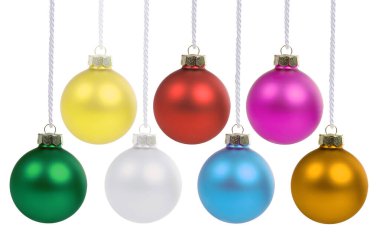 Noel süsleri beyaz arka planda asılı renkli süslemeler