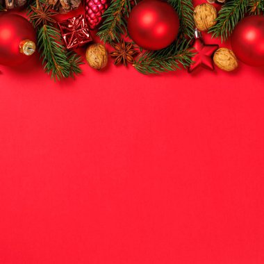 Toplarla süslenmiş Noel dekorasyon kartı arka plan karesi ve telif alanı kopyalama alanı deco