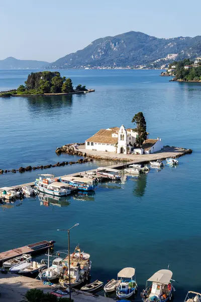 Akdeniz 'deki Vlacherna manastırı ve Fare Adası Yunanistan' daki Korfu adasında tatil portresi biçiminden