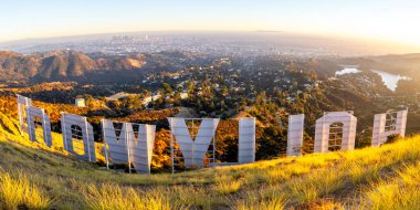 Amerika 'daki Los Angeles manzaralı Mount Lee Panorama' daki Hollywood tabelası.