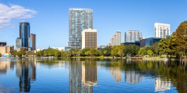 Orlando Ufuk Çizgisi ABD 'de Florida' da sonbahar panoramasında şehir merkezindeki Eola Gölü 'nde.