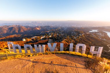 Amerika 'daki Los Angeles manzaralı Mount Lee' deki Hollywood tabelası.