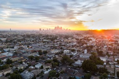 Los Angeles Ufuk Çizgisi Hava Görüntüsü İnsansız Hava Aracı Kaliforniya 'da gün batımında