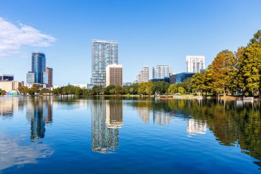 Orlando Ufuk Çizgisi, Eola Park şehir merkezinde sonbahar sezonu Florida 'da ABD' de.