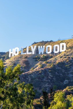 Amerika Birleşik Devletleri 'nde Los Angeles' taki Mount Lee portre formatında Hollywood tabelası