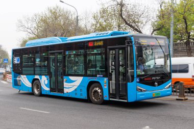 Pekin, Çin - 13 Nisan 2024: Çin markası FOTON batarya aracı Çin 'in Pekin kentinde elektrik otobüsü.