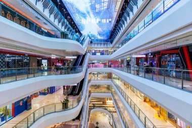 Shenzhen, Çin - 4 Nisan 2024 Shenzhen Longgang Wanda Plaza Alışveriş Merkezi, Shenzhen, Çin.