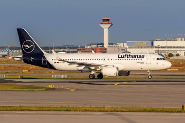 Frankfurt, Almanya - 6 Ağustos 2024: Frankfurt, Almanya 'da Lufthansa Airbus A320 uçağı.